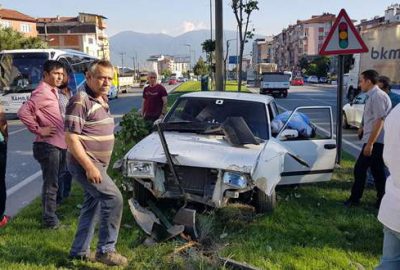 Kontrolden çıkan otomobil refüje çarptı