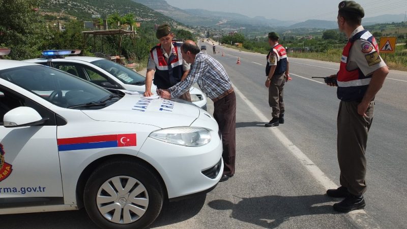 Mersin’de jandarma ekiplerince yapılan uygulamalarda, emniyet kemeri takmadığı tespit edilen