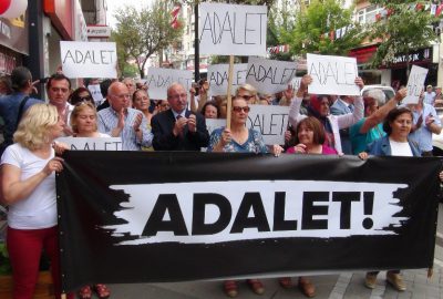 CHP’liler Berberoğlu’nun tutuklanmasını protesto etti