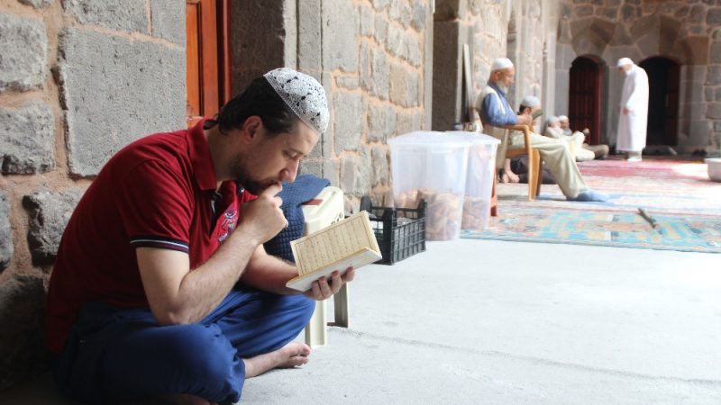 Kayseri’de bir grup Müslüman, Ramazan’ın son 10 gününde itikafa girerek,