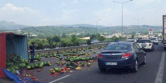 Bursa’da kamyon yan yattı!