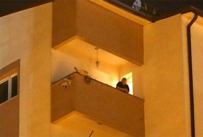 Kendisini eve kilitleyen silahlı kadın polisi alarma geçirdi