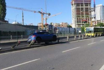 Otomobil metrobüs yoluna girdi