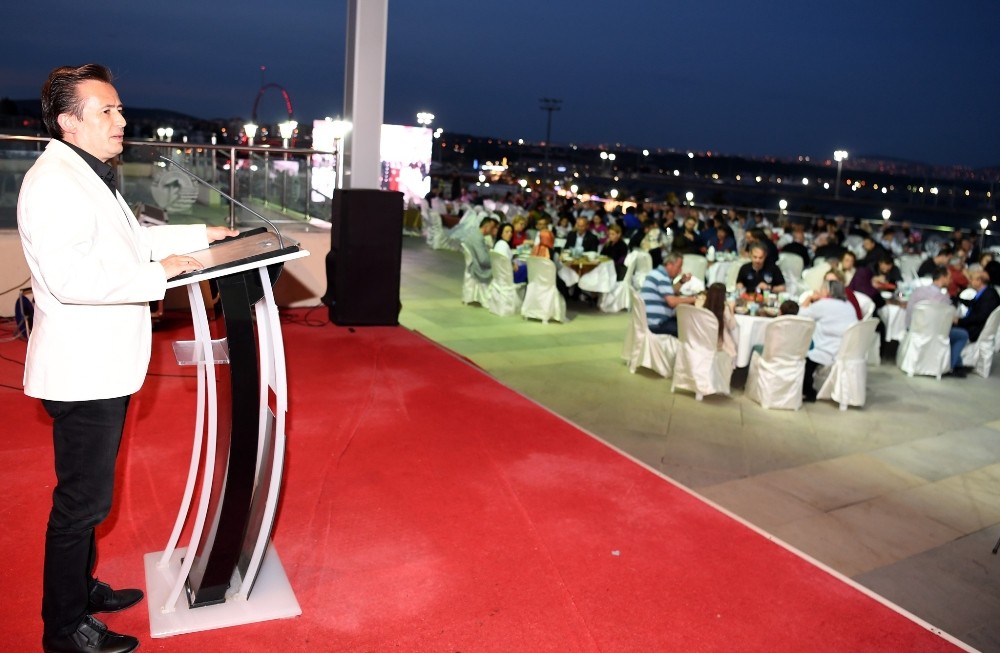 Geleneksel iftarda şehit ve gazi aileleri ile buluştular