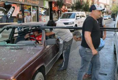 Demir borular otomobilin camına ok gibi saplandı
