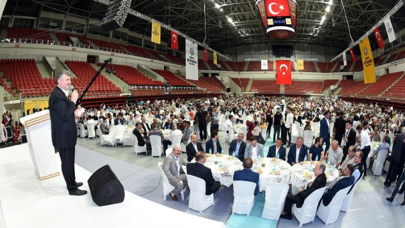 Konya Büyükşehir Belediye Başkanı Tahir Akyürek, esnaflara yönelik düzenlediği iftar