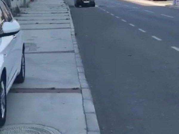 İzmir'in Buca İlçesi'nde, seyir halindeyken bilinmeyen nedenle motor kısmı alev