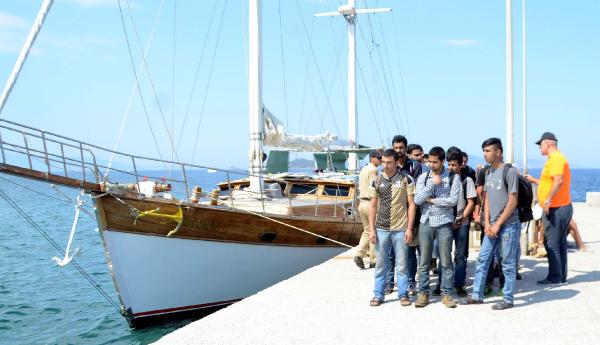 Bodrum’da yelkenli teknede 76 kaçak yakalandı