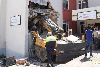 Vinç sağlık ocağına daldı: 1 ölü