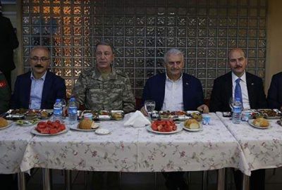 Başbakan Yıldırım, Lice’deki askerlerle sahur yaptı