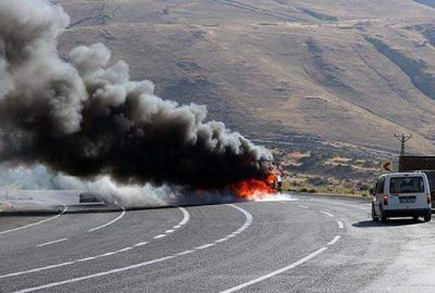 Tunceli’de PKK’lı teröristler yol kesip araç yaktı