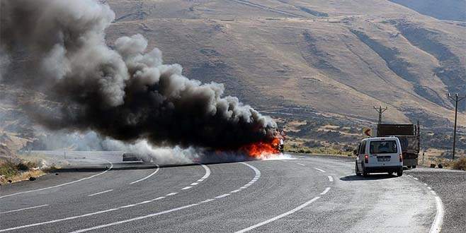 Tunceli’de PKK’lı teröristler yol kesip araç yaktı