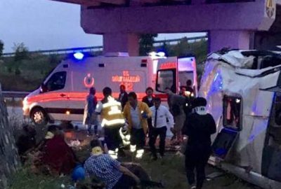 Yolcu otobüsü üst geçitten uçtu: 48 yaralı