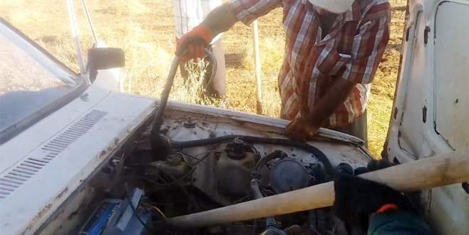 Otomobiline 2 metrelik yılan girdi