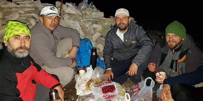 Bursalı dağcılar iftar için zirve yaptı
