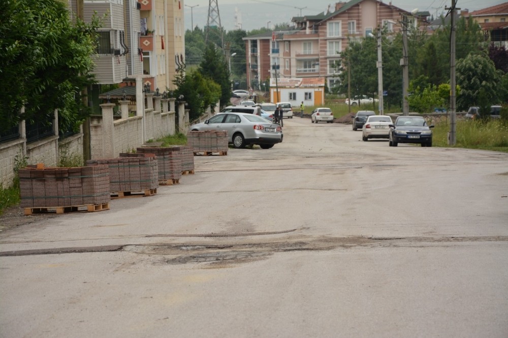 Kartepe Ataevler Mahallesi’nde kaldırım düzenlemesi