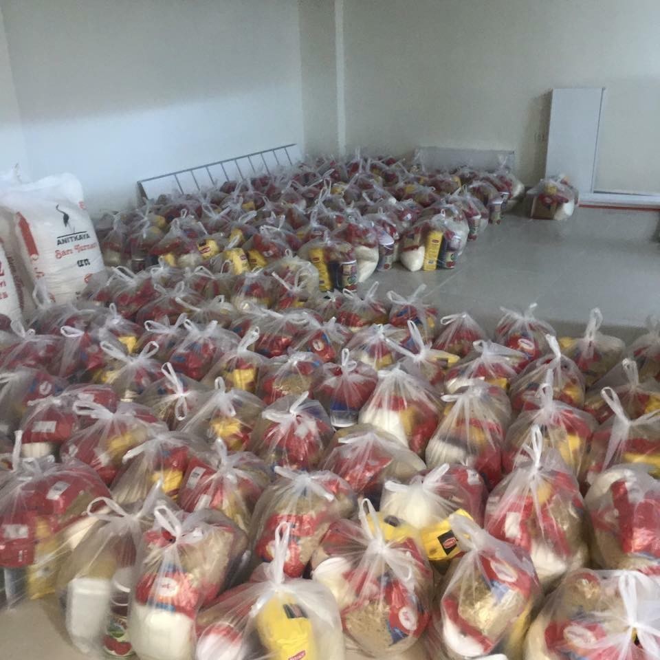 Gediz Esnafa Dayanışma Derneğinden 250 aileye gıda yardımı