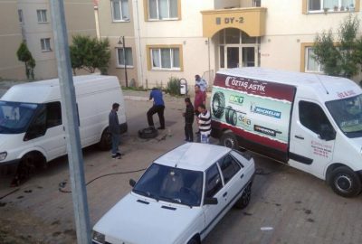 Panelvan minibüsün lastikleri kesildi