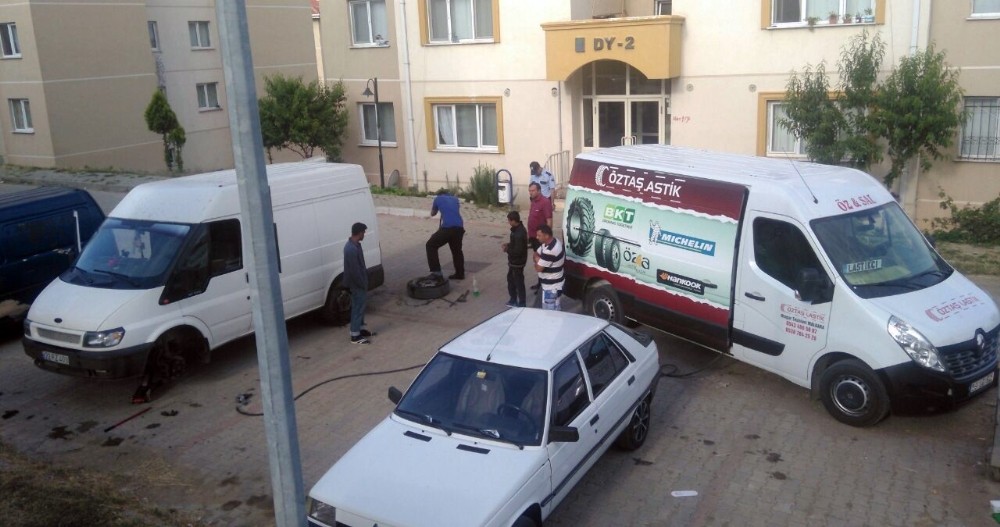 Panelvan minibüsün lastikleri kesildi