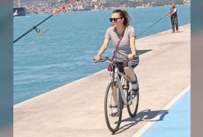 Formunu bisikletle koruyor