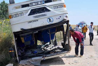 Bursa’da tarım işçilerini taşıyan otobüs tarlaya yuvarlandı: 25 yaralı