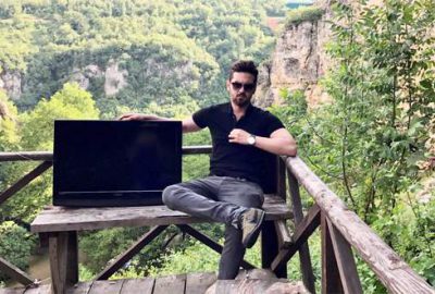 Yeni televizyonuyla tatile çıktı