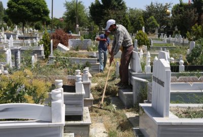 Iğdır’da mezarlıklar bayrama hazır