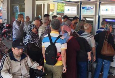 Maaşlar yattı, ATM kuyrukları uzadı