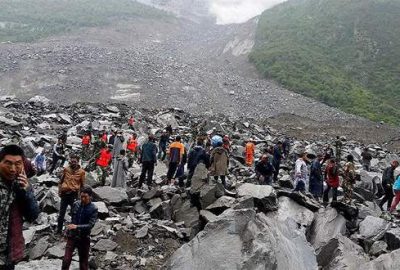 Heyelan köyü yok etti: 141 kişi toprak altında