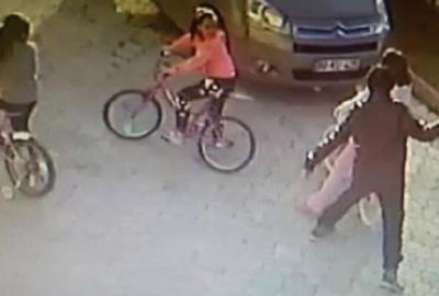 9 yaşındaki kızın başına parke taşıyla vurup kaçtı