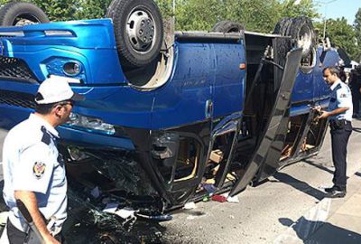 Otomobil yolcu minibüsüne çarptı: 16 yaralı