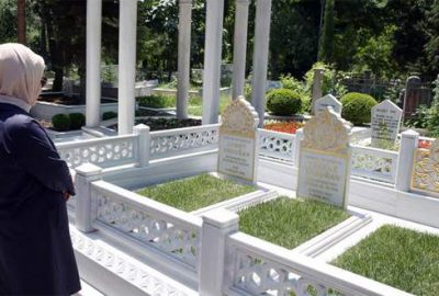 Cumhurbaşkanı Erdoğan anne ve babasının kabrini ziyaret etti