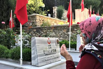 Şehitlikte buruk bayram