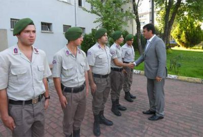 Dündar askerler ile bayramlaştı