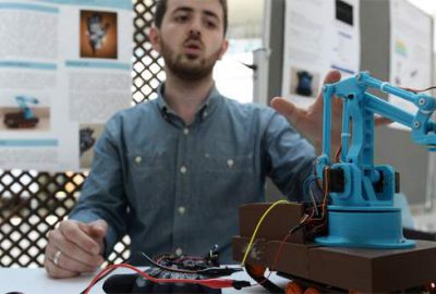 Üniversite öğrencisinde eldivenle kontrol edilebilen bomba imha aracı