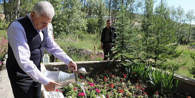 Başbakan Yıldırım anne ve babasının mezarlarını ziyaret etti