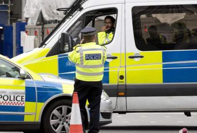 Müslümanların arasına dalan aracın sürücüsü kontrolü kaybetmiş