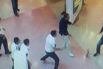 AVM’de bıçaklı dehşet kamerada!