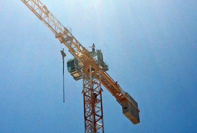 Parasını alamayan işçiler vincin üzerine çıktı