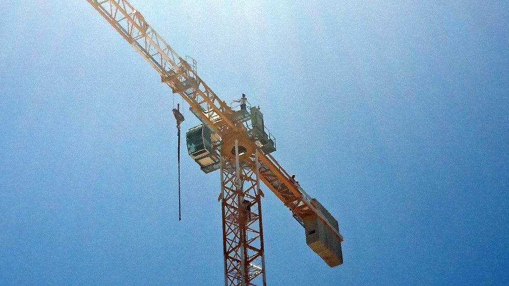 Parasını alamayan işçiler vincin üzerine çıktı