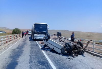 Kaza yapan otomobile yolcu otobüsü çarptı: 2 ölü, 4 yaralı