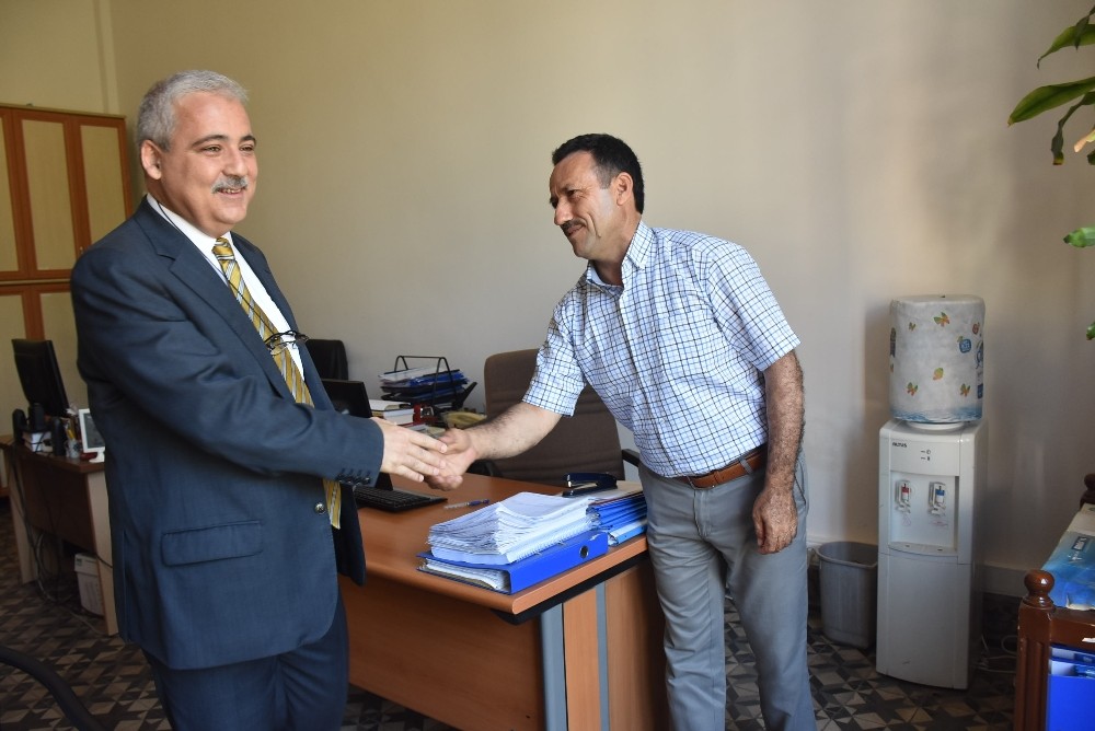 Vali Güvençer valilik personeliyle bayramlaştı