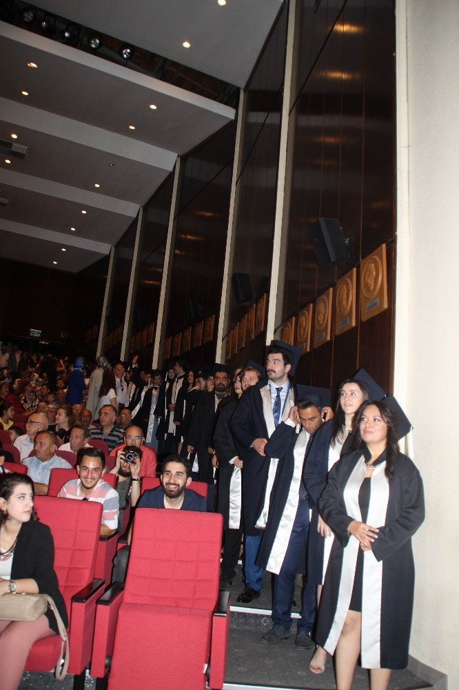 Mimarlık Fakültesi’nde mezuniyet sevinci