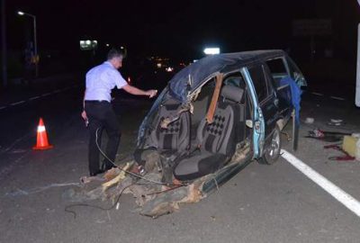 Yolcu otobüsüyle çarpışan otomobil ikiye bölündü: 2 ölü