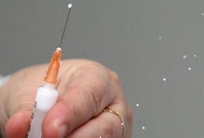 Cilde kolayca yapışan bant, mikroskobik iğneleriyle grip aşısının vücuda zerk