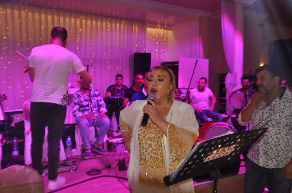 Mine Koşan Biga’da düğünde sahne aldı