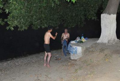 Bursa’da alkollü 2 genç ortalığı bir birine kattı