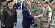 Bakan Işık askerlerle bayramlaştı