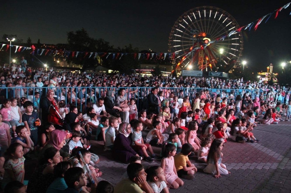 Çocuklar ‘Rafadan Tayfa’ ile doyasıya eğlendiler