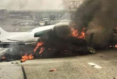 Özel uçak otoyola düştü